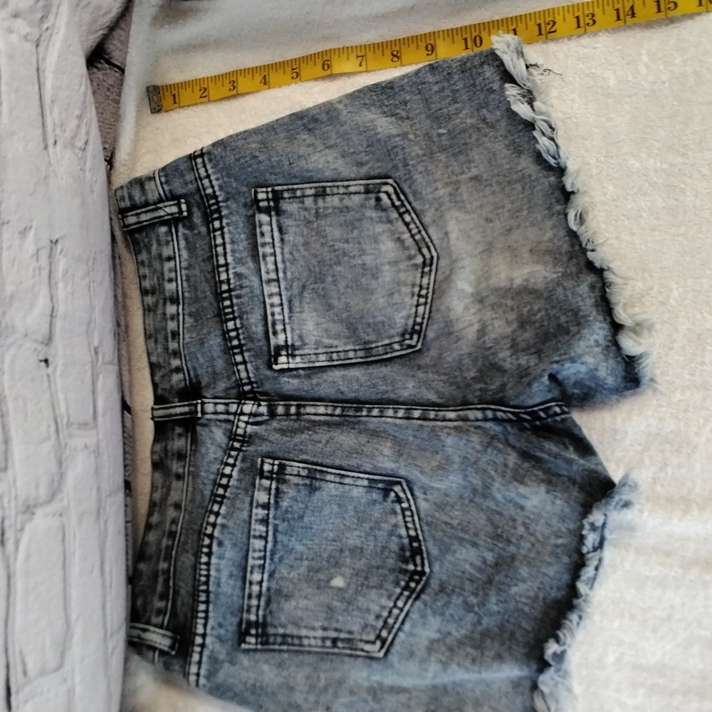 Shorts - Picture 4 of 4